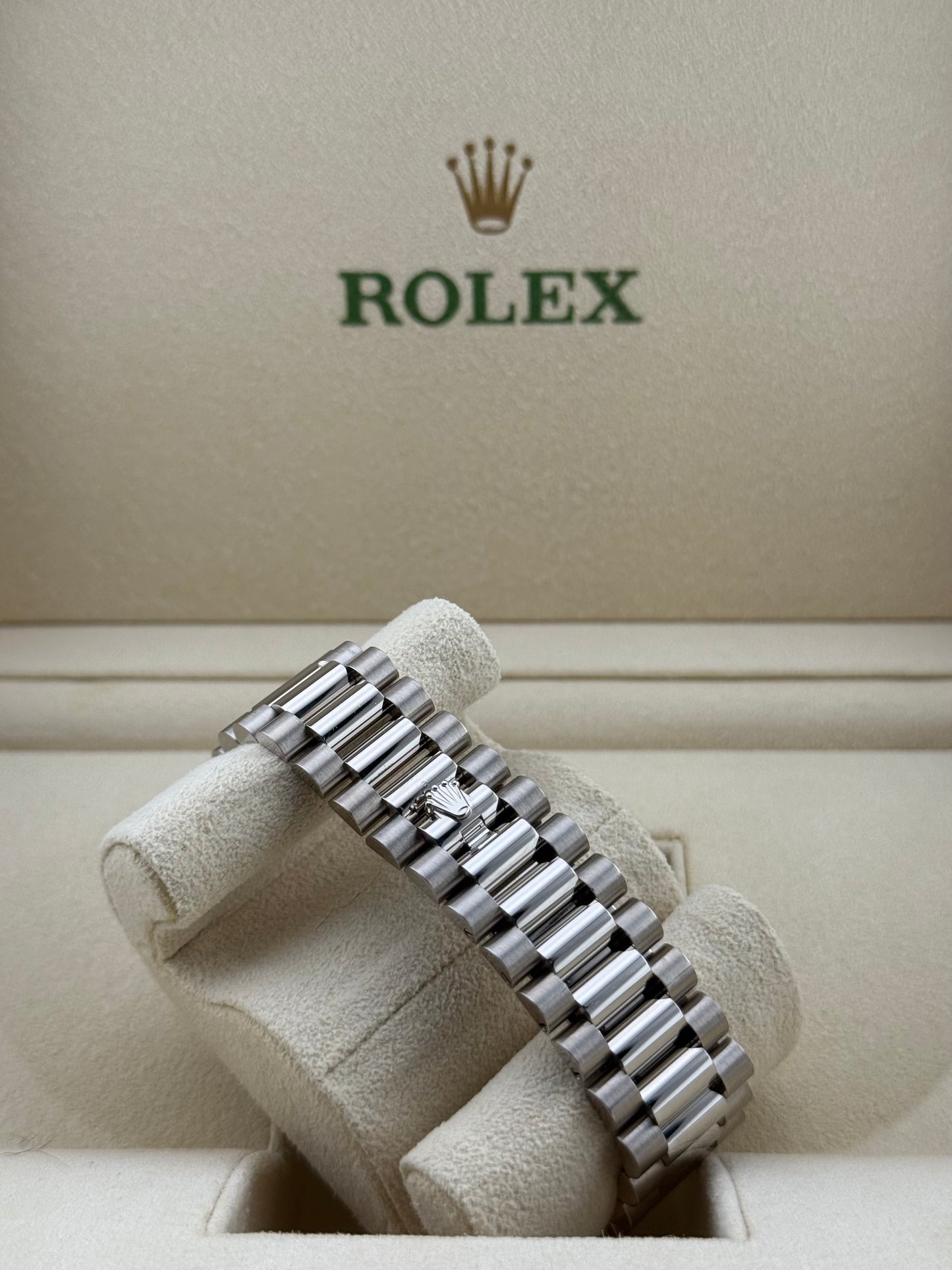 Rolex Day-Date 40 White Gold Olive Green Roman 228239